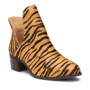 Coconuts by Matisse “Pronto” boot. Leather, tiger stripes, size 10. NWOT.